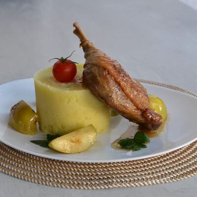 Утка, томленная в сидре с яблоками с картофелем пюре в Гостиный дворик по цене 880 ₽