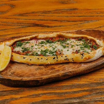 Пиде с печеными овощами, телятиной и зеленью в Дэда по цене 600 ₽