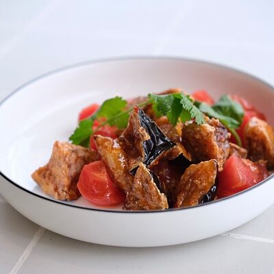 Салат с хрустящими баклажанами и томатами в Кукумбер по цене 760