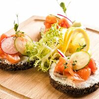 Брускетта с семгой и авокадо в Мариус