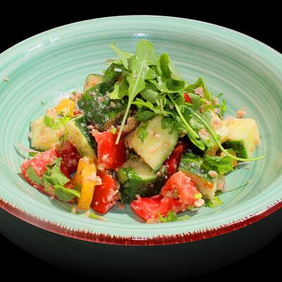 Овощной салат с грецкими орехами в Пусан по цене 550 ₽