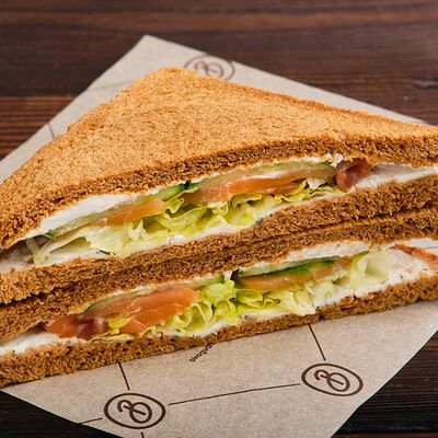 Сэндвич с слабосоленым лососем и свежим огурцом на тостовом хлебе в Ватрушка по цене 500 ₽