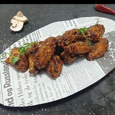 Крылышки в соусе унаги с кунжутом в Friday по цене 690 ₽