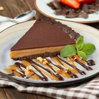 Шоколадный пирог с арахисовой карамелью в Grizzly Bar