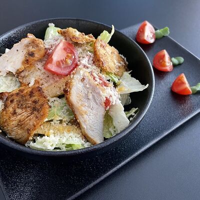 Салат Цезарь с курицей в ProSushi по цене 350 ₽