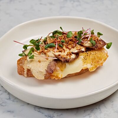 Брускетта с языком и сулугуни в Икра по цене 490 ₽