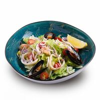 Тёплый салат с морепродуктами в ProSushi