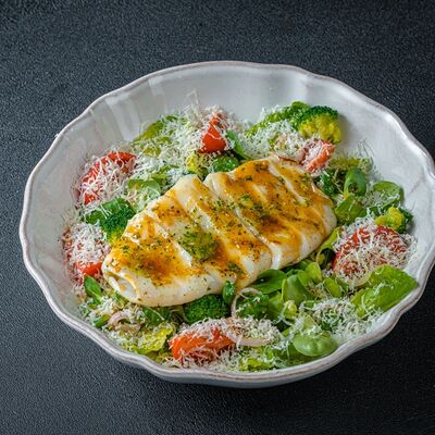 Салат с кальмаром гриль в Florentini City Café по цене 950 ₽