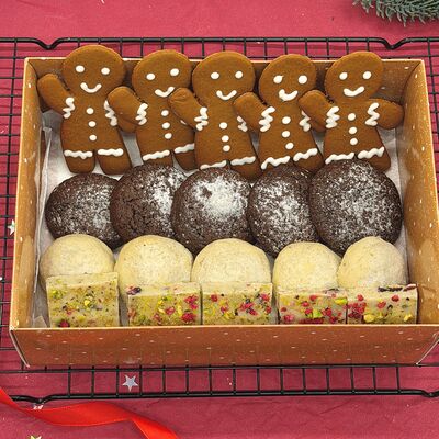 Новогодний набор печенья и сладостей (фадж, имбирные пряники, шоколадное и песочное печенье) (размер M) в Cosmo Сakery по цене 1900 ₽