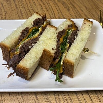 Сэндвич с томленой говядиной, руколой и сыром в 11/47 Bakery по цене 510 ₽