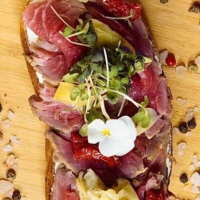 Брускетта с ростбифом в Игристо по цене 680 ₽