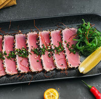 Татаки из тунца в кунжуте в Mojo