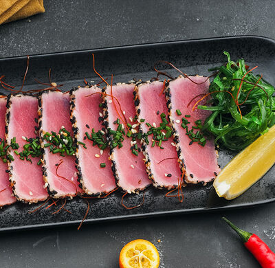 Татаки из тунца в кунжуте в Mojo по цене 490