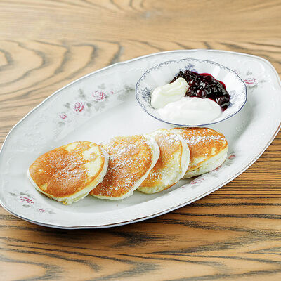 Творожные оладьи с черничным конфитюром в Онегин дача по цене 830 ₽