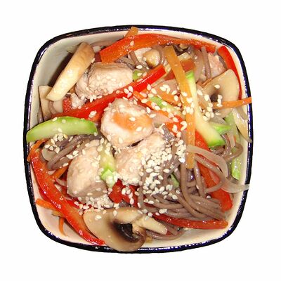 Соба с курицей в Sushiwoker по цене 460 ₽