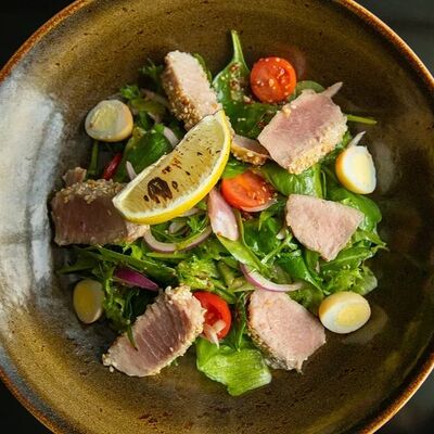 Салат с тунцом, томатами черри и авокадо в Чо? Капчо! по цене 990