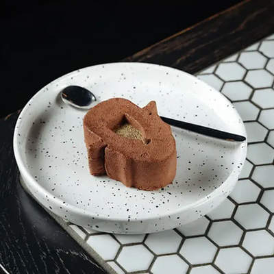 Шоколадный мусс с вишней и миндальным кранчем в Waterzooi по цене 540 ₽