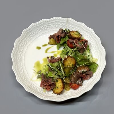 Салат с ростбифом, молодым картофелем и конопляной заправкой в Мёд и Масло по цене 826 ₽