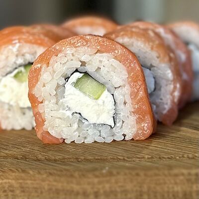 Филадельфия лайт с огурцом в ГансРолл по цене 995 ₽