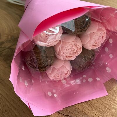 Букет из шоколадных пионов в Berry sweets по цене 1355 ₽