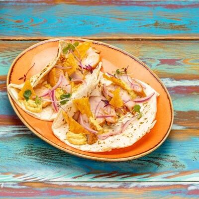 Тако с курицей, кукурузным муссом и хрустящей сырной крошкойв Burritos по цене 450 ₽