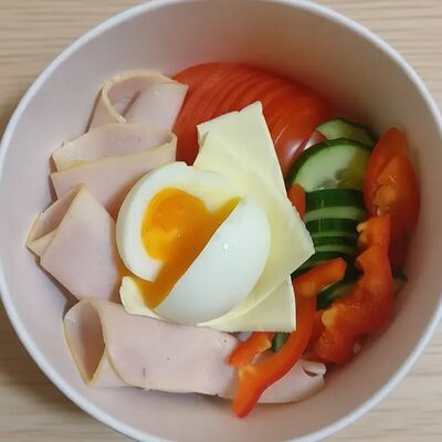 Тарелка с ветчиной из индейки и яйцомв Сбалансированные тарелки по цене 660 ₽