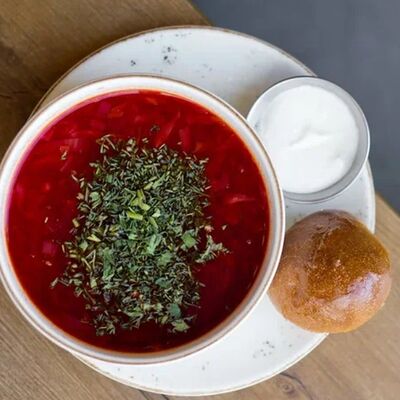 Борщ с пампушкой и сметаной в Про Тесто по цене 390 ₽