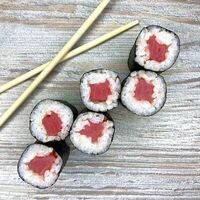 Классический ролл с тунцом в Umami