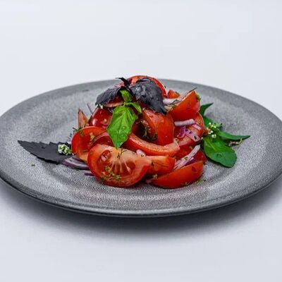 Салат с томатами и красным луком в Глинтвейн по цене 590 ₽