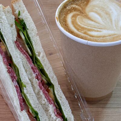 Сэндвич и Латте в Coffemollka по цене 470 ₽