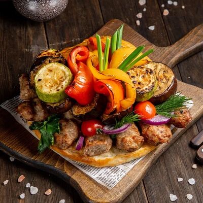 Шашлык в хлебе с ассорти из люля с овощами №2 в Шашлык Хаус GRILL&PIZZA по цене 5940 ₽