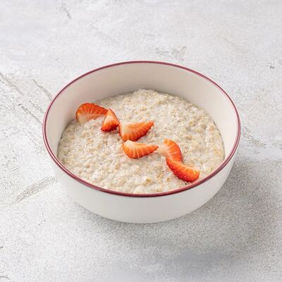 Каша овсяная с клубникой в Шоколадница по цене 265 ₽