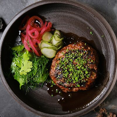 Бифштекс из мраморной говядины с сальсой из черемши в Zanzibar по цене 980 ₽