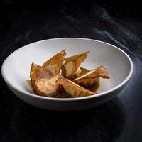 Гёдза с грибами и перечно-трюфельным соусом в Medusa by Novikov