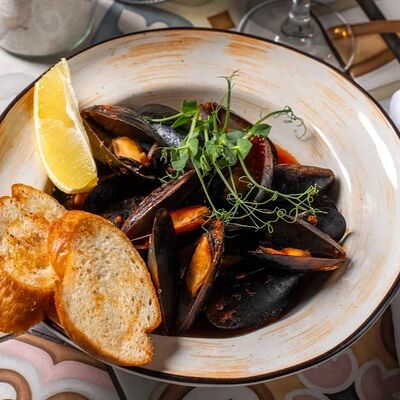 Мидии в томатном соусе в Каретный дворик по цене 850 ₽