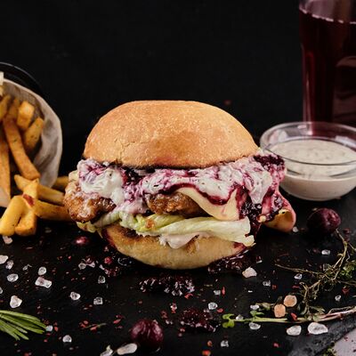 Бургер Курица-брусника в Duner на углях по цене 640 ₽