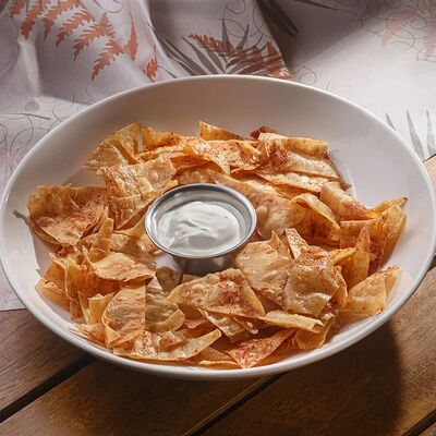 Большая тарелка чипсов в Лентяйка по цене 120 ₽