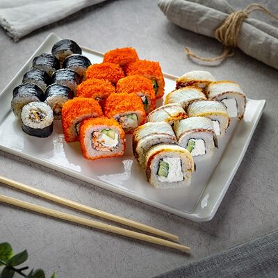 Набор роллов Угорь в Суши-бар Макс Бокс по цене 1322 ₽