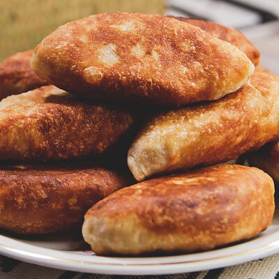 Пирожок С Сосиской и Картошкой Жареный в Дом хлеба по цене 109 ₽