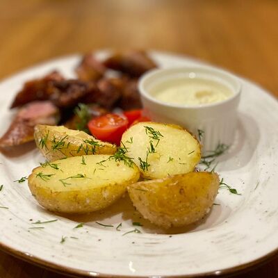 Колбаски на гриле с картофелем в Чили Gurman Сlub по цене 290 ₽