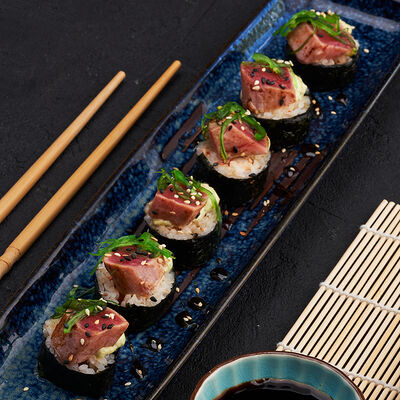 Ролл с тунцом гриль и крабом в Mojo по цене 560