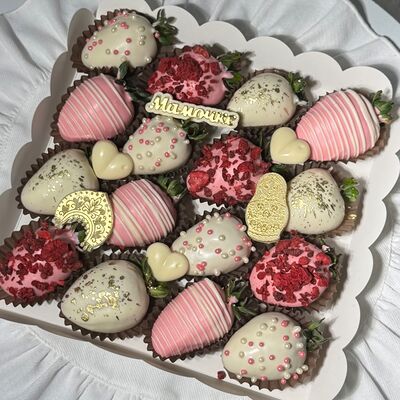 Клубника в шоколаде коробочка 16 ягодрозовая маме в Bloom House по цене 3100 ₽