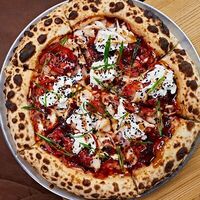 Пицца мясная страчателла-азиатский bbq в Wine Сonnection