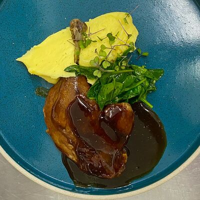 Утиная ножка с картофельным пюре в соусе демигляс в Багратиони по цене 1520 ₽