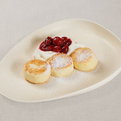 Сырники творожные с крем-чизом и вишней в Мука и Фартук по цене 468 ₽