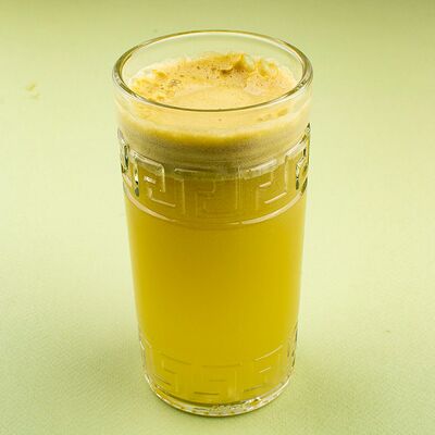 Сок яблочный свежевыжатый в Усадьба по цене 210 ₽