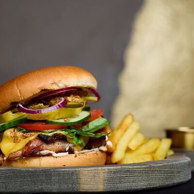 Бургер с курицей и картофелем фри в Эндорфин по цене 790 ₽