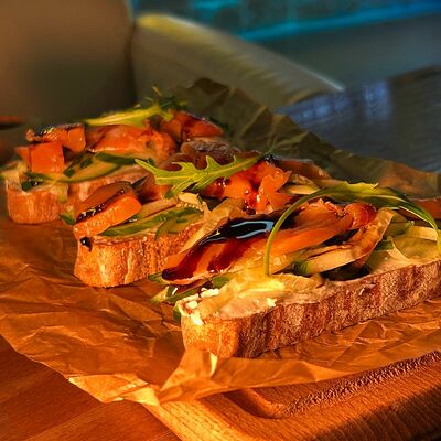 Брускетты с красной рыбой в Топ гастробар по цене 690 ₽