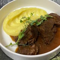 Говяжьи щеки с картофельным пюре в Кафе Сирень