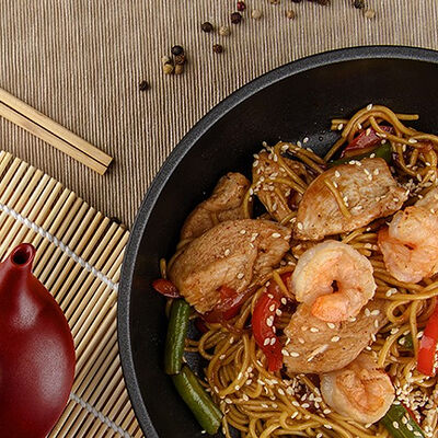 Wok с курицей и креветками в Горчица по цене 490 ₽